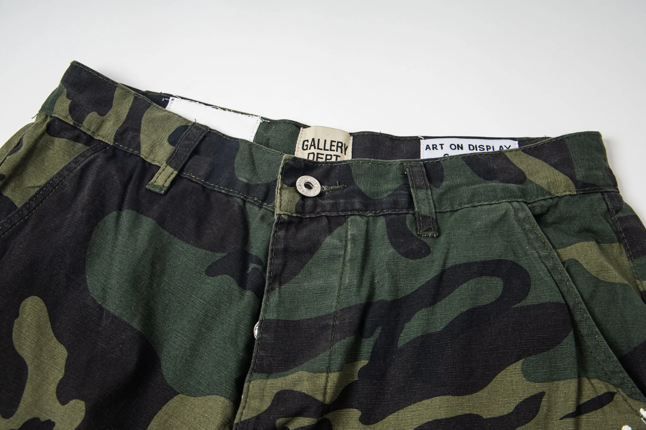 P250 Chrome Hearts Gallery 2025 new camouflage stitching multi-pocket couple bootcut jeans are a hot trend this season and are sought after by countless celebrities and fashionistas. The neat details of the cutting process add color to the playful fashion! The neat and meticulous design, and the well-fitting structure is unique. The upper body not only has outstanding recognition, but also looks younger and younger. A style with the ultimate wearing meaning and performance, gorgeous color matching, and the craftsmanship of this style is also extremely extraordinary. After the finished product is washed, it is disassembled and hand-made with sheepskin cross leather and then spliced ​​together to complete. The whole piece has too many craftsmanship to describe. It is decorated with patchwork cross flowers and high-waisted washed jeans! ! Absolutely high-end luxury product, a god-level single product, a super popular product, made by top heavy industry, a magic weapon that cannot be missed to hit the streets. Style number: 1846 Size: 28 30 32 34 36 Color: camouflage